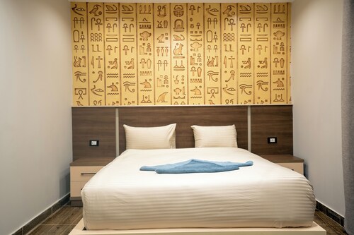 Pyraking Pyramids View Inn