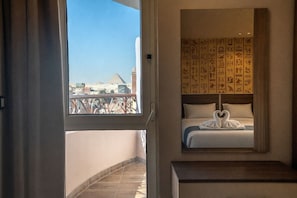 Deluxe-Dreibettzimmer, Balkon, Bergblick | Minibar (mit einigen kostenlosen Artikeln), individuell dekoriert