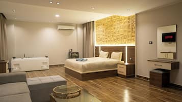 Suite superior, vista a la montaña | Artículos del minibar gratis y decoración personalizada