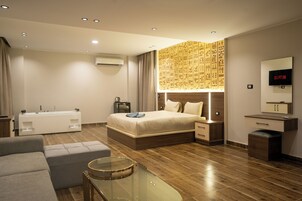 Artículos del minibar gratis y decoración personalizada 