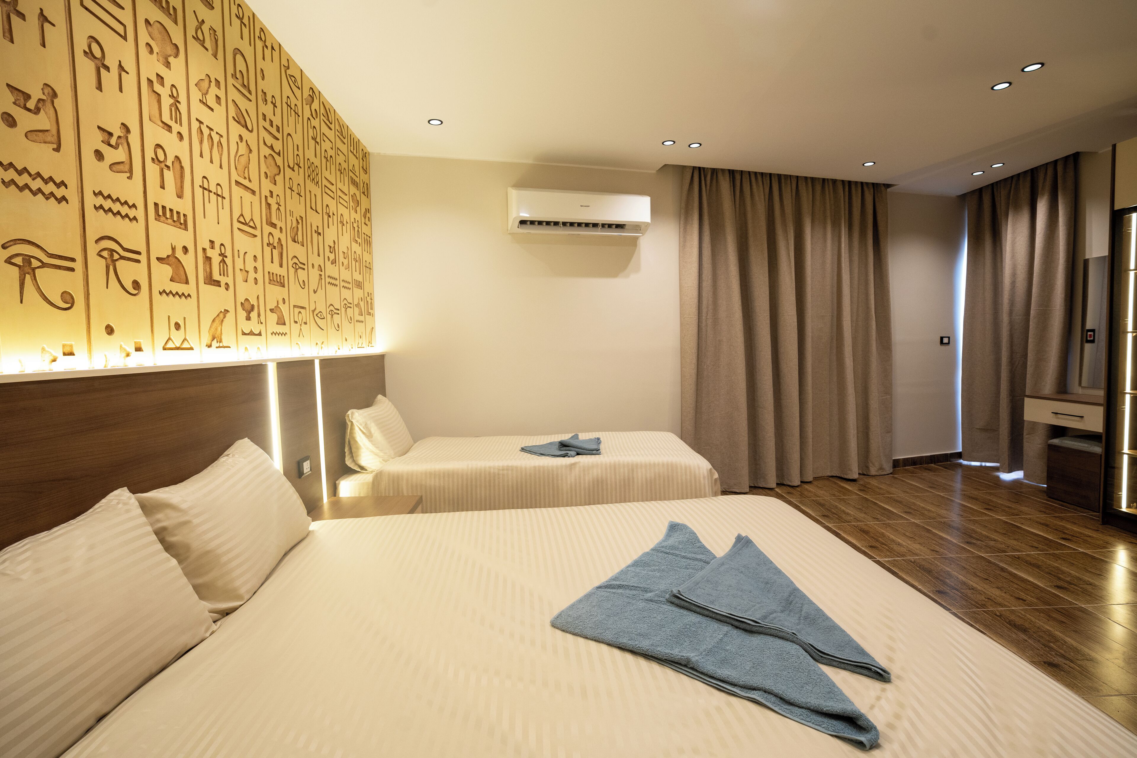 Minibar (mit einigen kostenlosen Artikeln), individuell dekoriert