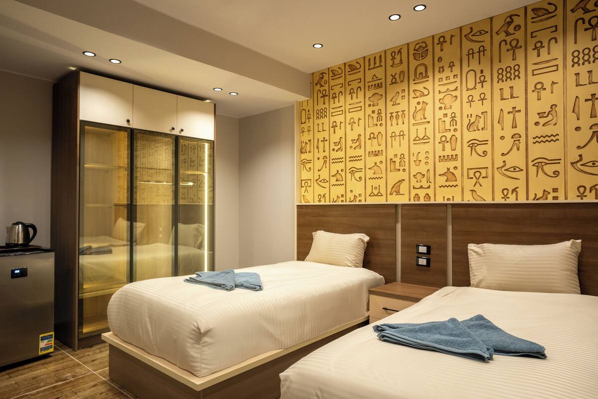 Habitación estándar con 1 cama matrimonial o 2 individuales | Tabla de planchar con plancha y wifi gratis