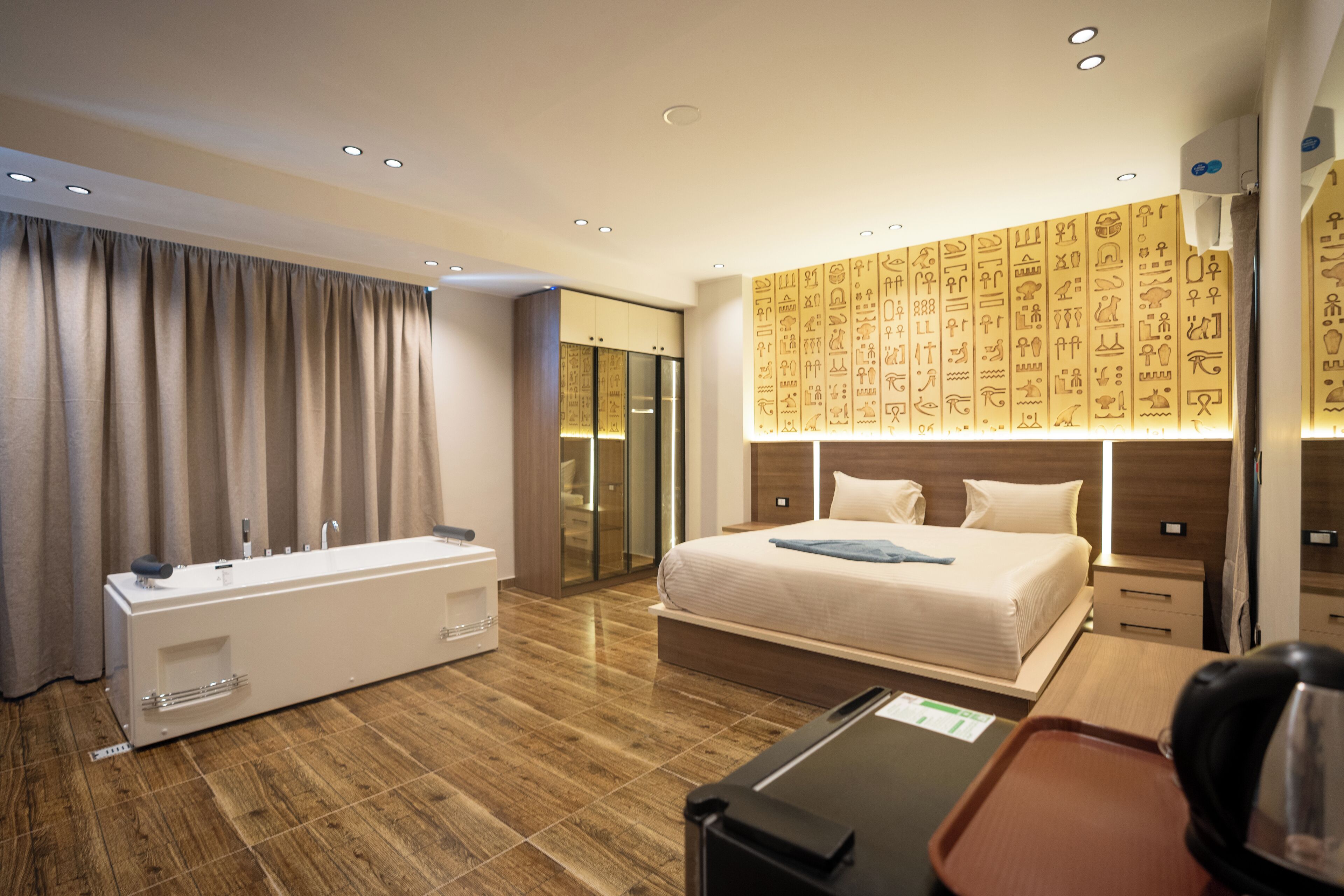 Luxury-Doppelzimmer, Bergblick | Minibar (mit einigen kostenlosen Artikeln), individuell dekoriert