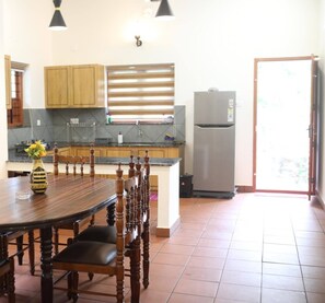 บ้านพัก, 2 ห้องนอน, สูบบุหรี่ได้, สระว่ายน้ำส่วนตัว | ห้องรับประทานอาหาร