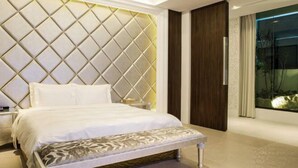 A modern bedroom with a large bed, a bench, a nightstand, and a large window with a view. - ALL-UR Boutique Motel Hua-Lian Branch (Hualien)