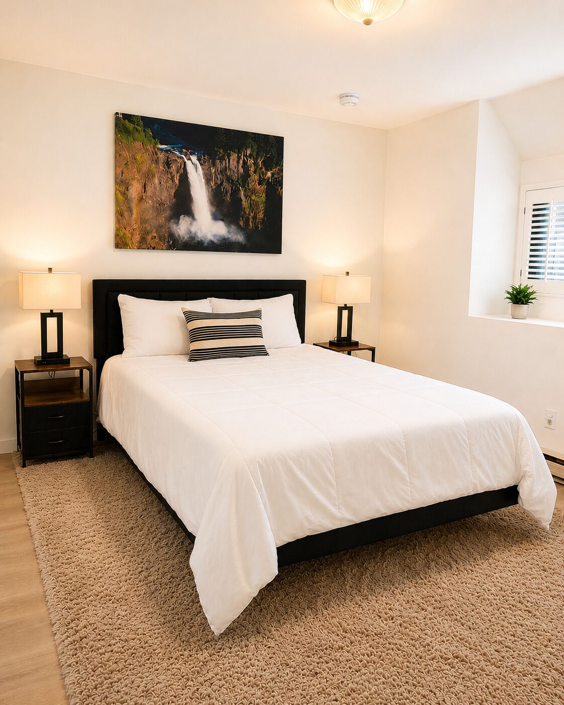 2 bedrooms, desk, WiFi, bed sheets