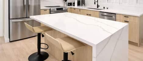 冰箱、微波炉、烤箱、炉灶