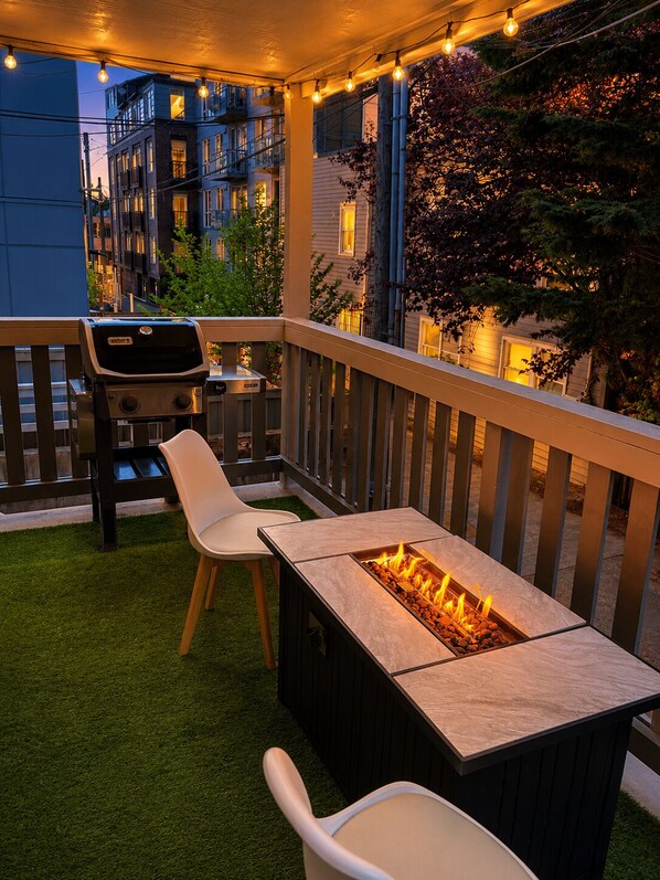 Property grounds - Capitol Hill 2BR with Free Parking, Private Balcony, Walk to Subway (Seattle)
