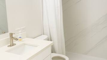 淋浴設備、風筒、提供毛巾、番梘