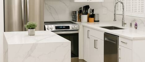 Micro-ondes, four, plaque de cuisson, lave-vaisselle