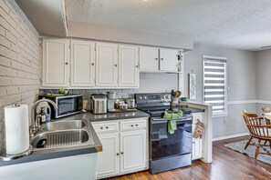 Fridge, stovetop, coffee/tea maker, toaster - Cozy Home 4 Mi to YSU Campus: Penguins Welcome! (Youngstown)