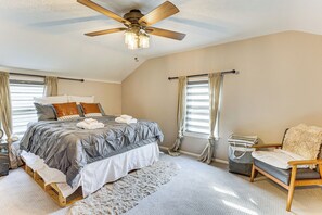 2 bedrooms, Internet, bed sheets - Cozy Home 4 Mi to YSU Campus: Penguins Welcome! (Youngstown)