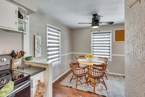 Fridge, stovetop, coffee/tea maker, toaster - Cozy Home 4 Mi to YSU Campus: Penguins Welcome! (Youngstown)