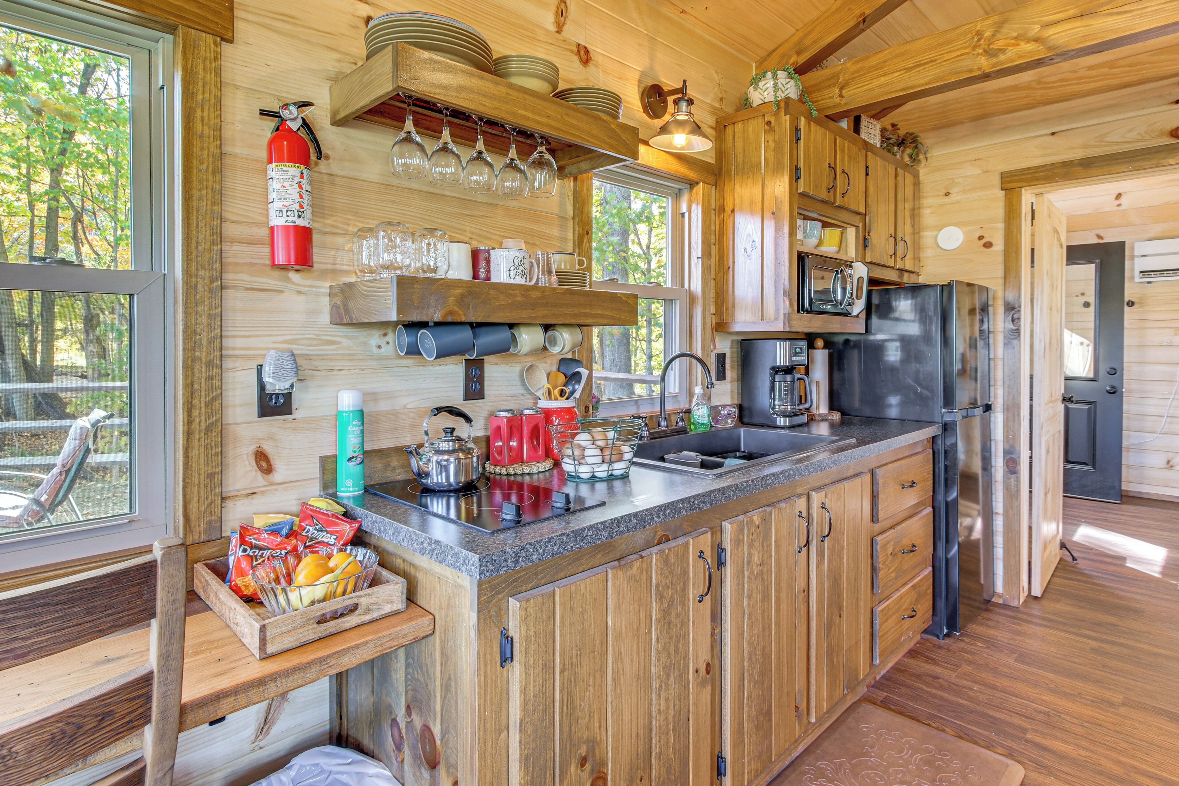 Réfrigérateur, micro-ondes, cafetière/bouilloire, grille-pain