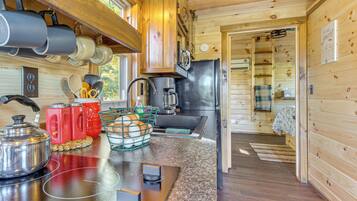 Køleskab, mikrobølgeovn, kaffe-/temaskine, brødrister