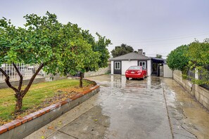 Property grounds - Explore LA & Long Beach: Compton Condo w/ Patio (Compton)