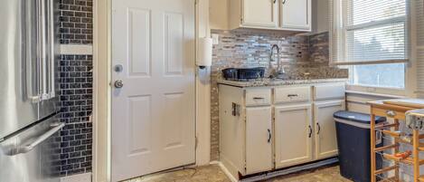 Refrigerador, microondas, parrilla de estufa y cafetera y tetera