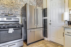 Fridge, microwave, stovetop, coffee/tea maker - Urban Retreat 1 Mi to Riverfront! Detroit Duplex (Detroit)