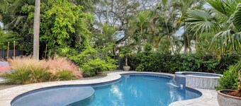 1 Mi to Lake Worth Beach Park: Poolside Paradise!