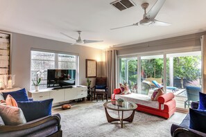 TV, DVD-spiller og bøker