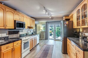 Kjøleskap, mikrobølgeovn, kokeplater og oppvaskmaskin