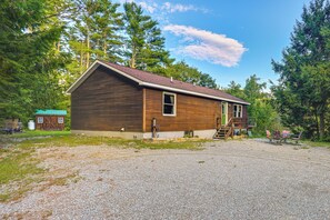 Exterior - 9 Mi to Hickory Ski Center: Wooded Warrensburg Gem (Warrensburg)