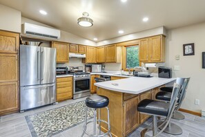 Fridge, microwave, stovetop, dishwasher - 9 Mi to Hickory Ski Center: Wooded Warrensburg Gem (Warrensburg)