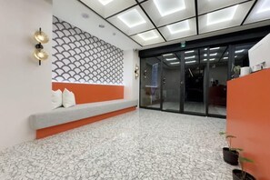 المنشأة من الداخل