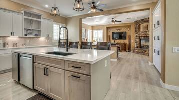 ثلاجة، ميكروويف، موقد طهي مسطح، غسالة أطباق