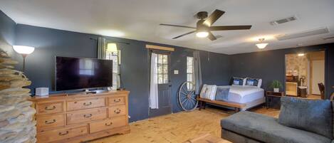 Desk, Internet, bed sheets