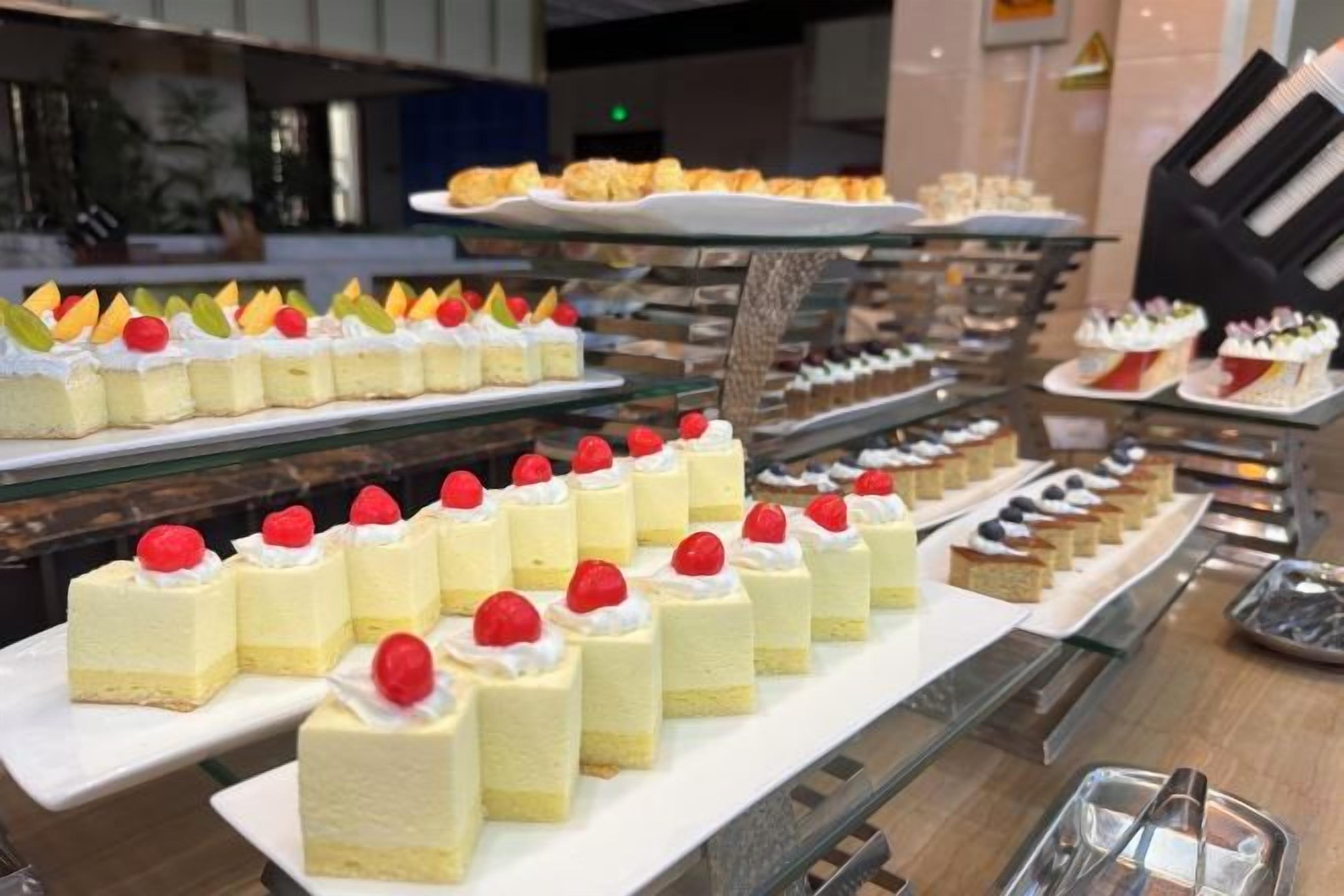 Diverse lekkernijen te zien in een bakkerij of café.