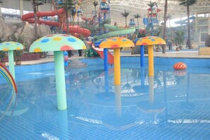 Un parc aquatique doté d’une piscine, de toboggans et d’aires de jeux colorées.