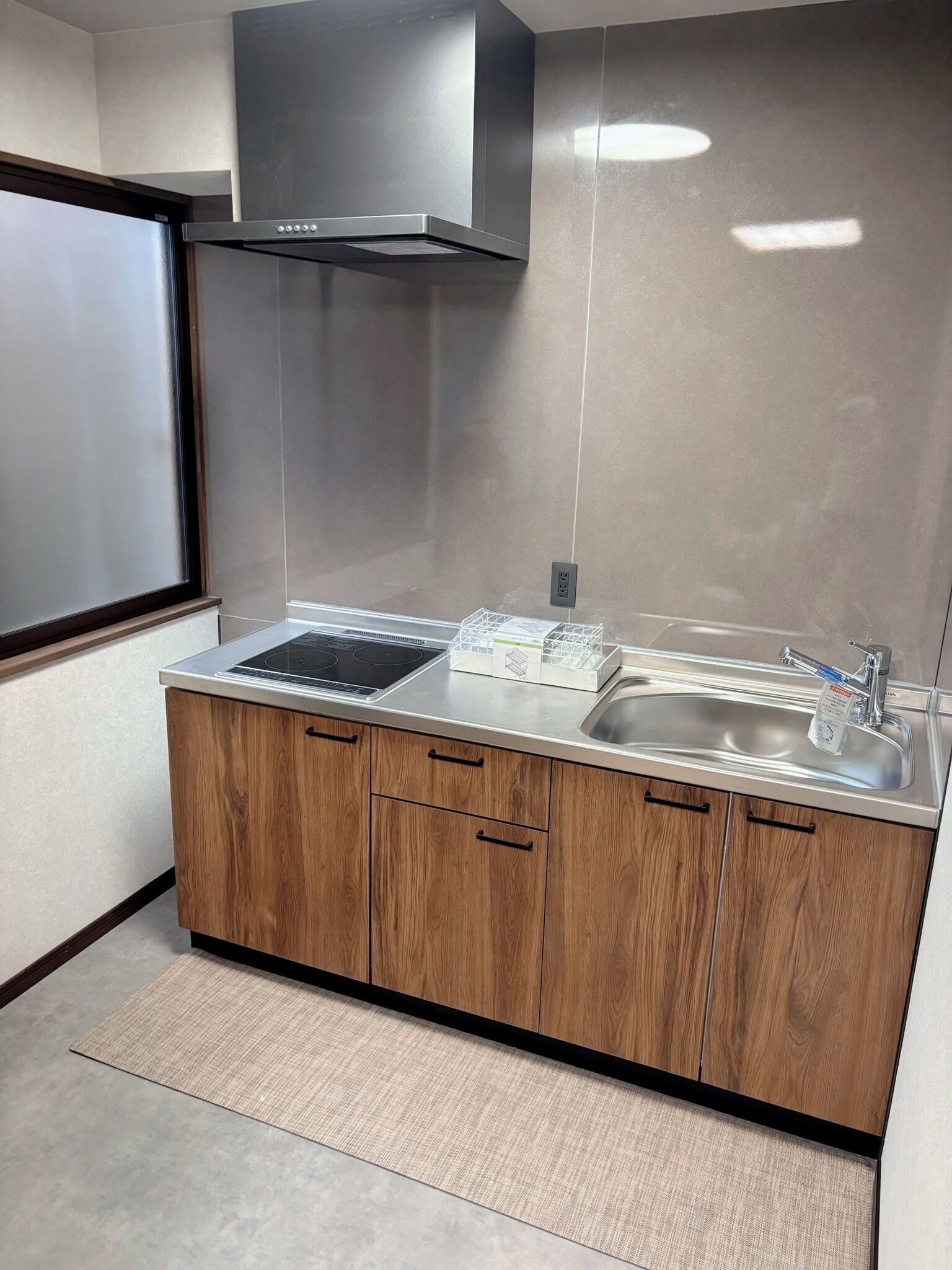 Kühlschrank, Mikrowelle, Herdplatte, Kochgeschirr/Geschirr/Besteck