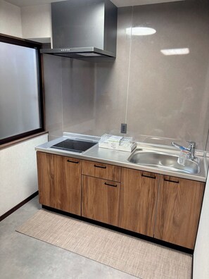 Kühlschrank, Mikrowelle, Herdplatte, Kochgeschirr/Geschirr/Besteck