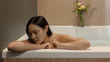 Movie | Kamar mandi | Pengering rambut, handuk, sabun, dan sampo