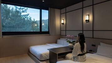 Kahden hengen perhehuone (kaksi sänkyä) | Työpöytä, kannettavalle tietokoneelle sopiva työtila, ilmainen Wi-Fi