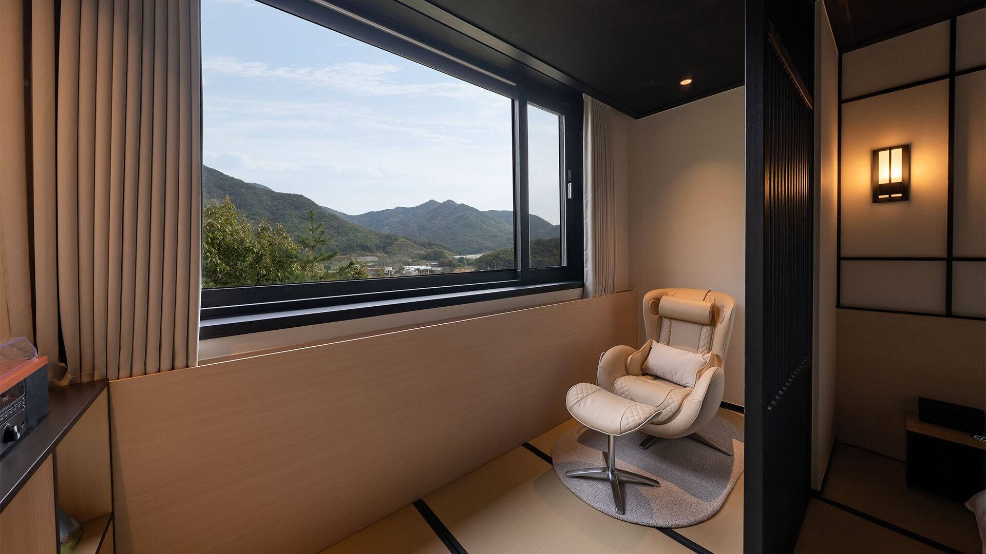 Suite Tatami Room | Desk, laptop workspace, free WiFi