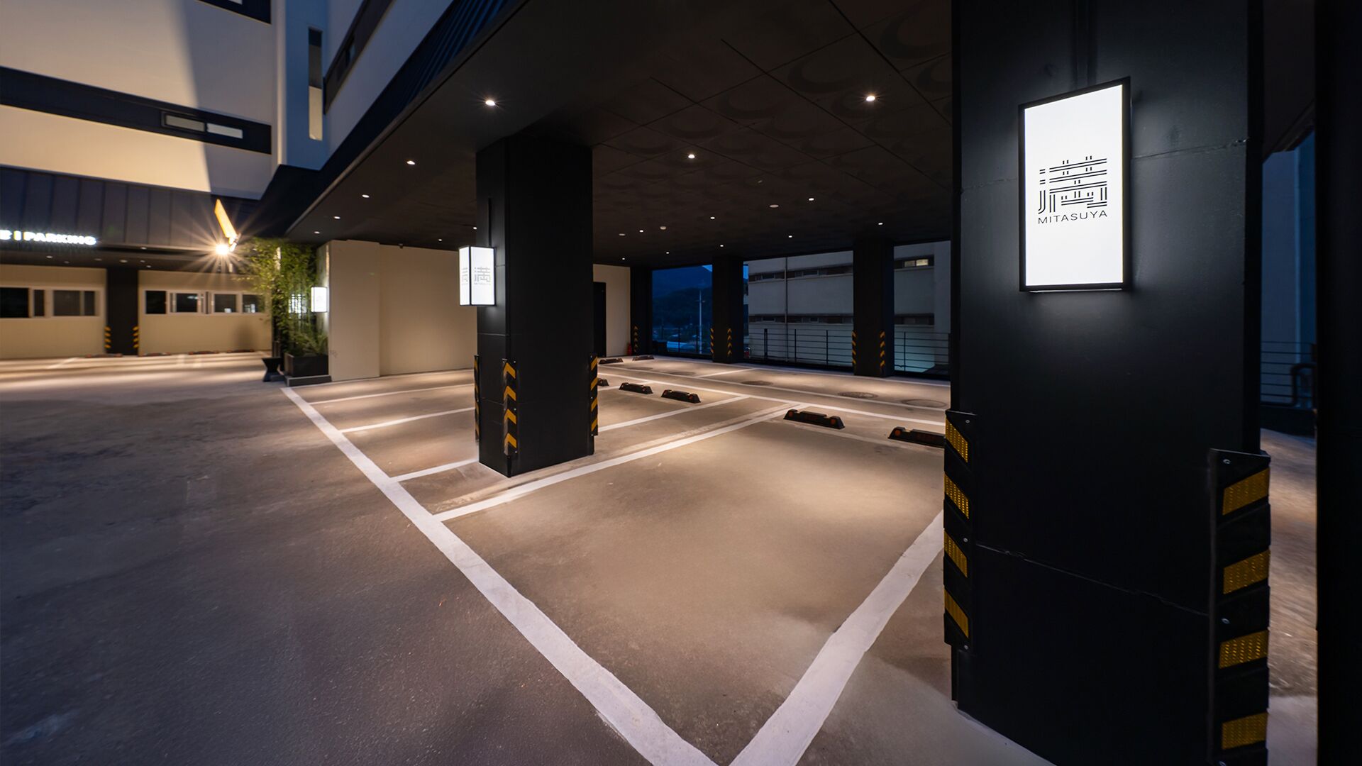 Eine moderne Parkgarage mit deutlich markierten Stellplätzen und Pfeilen zur Orientierung.