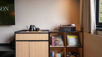 Suite Tatami Room | Desk, laptop workspace, free WiFi