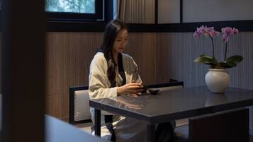 Signature Jacuzzi Room | ์ฑ
์, ๋
ธํธ๋ถ ์์
๊ณต๊ฐ, ๋ฌด๋ฃ WiFi