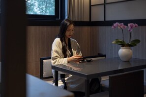 Signature Jacuzzi Room | Una scrivania, postazione laptop, Wi-Fi gratuito