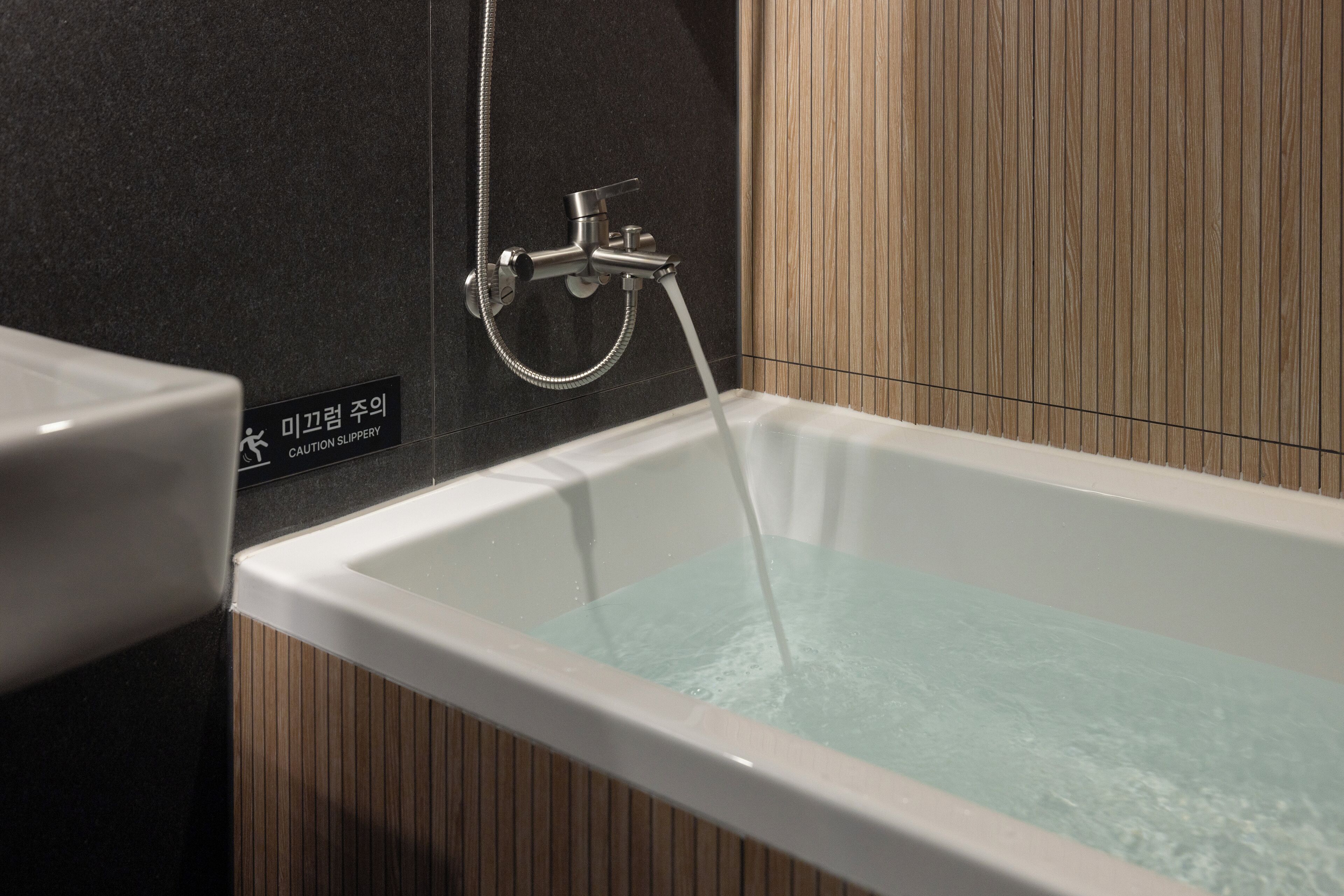 Un baño moderno con bañera, ducha e inodoro.