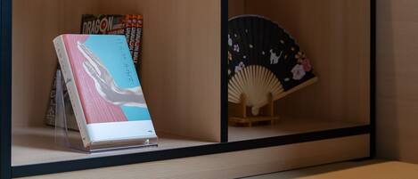 Una exhibición de libros con un libro titulado 'Dragon' y un abanico al fondo.