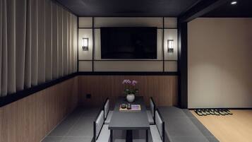 Signature Jacuzzi Room | Meja kerja, ruang kerja ramah laptop, dan Wi-Fi gratis