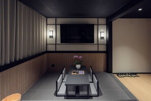 Signature Jacuzzi Room | Een bureau, een laptopwerkplek, gratis wifi