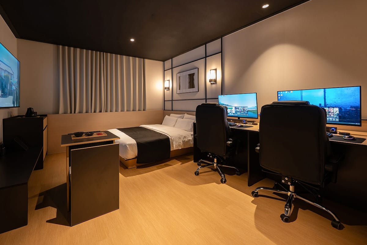 2PC | Skrivbord, arbetsyta för laptop och gratis wi-fi