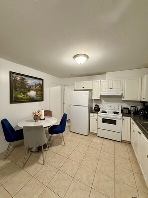 Køleskab, mikrobølgeovn, ovn, kogeplade