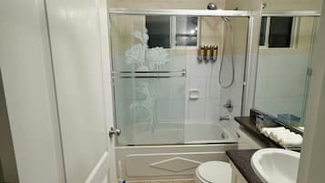 Secadora de cabello, toallas, jabón, shampoo