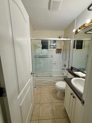 Secadora de cabello, toallas, jabón, shampoo