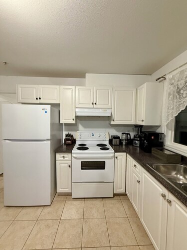 Charming Ground-Level Home – Relax & Unwind